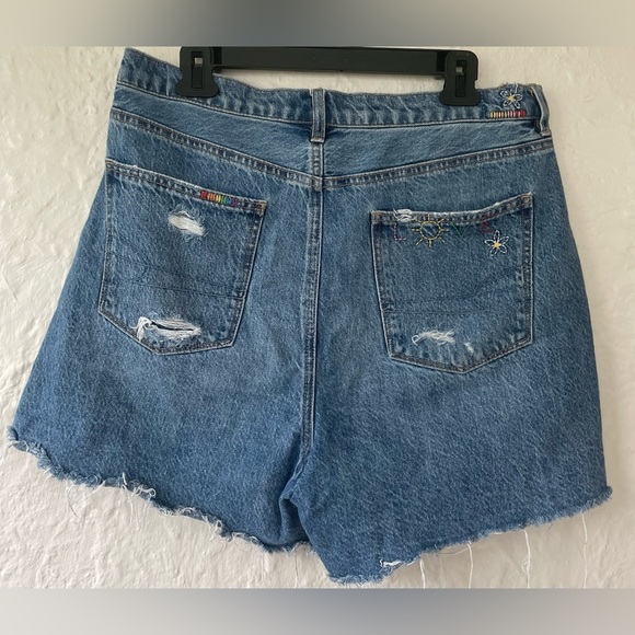 American Eagle Pride Medium Wash Denim Highest Rise Baggy Shorts Distressed; 14 - Picture 6 of 10